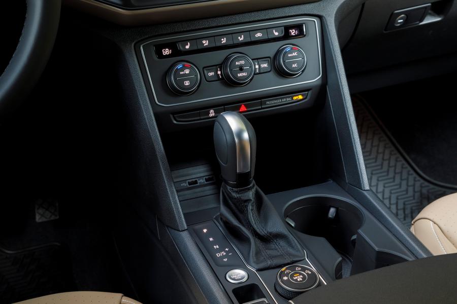 Детали интерьера Volkswagen Atlas Cross Sport SE 2020 года  (фото 9 из 22)